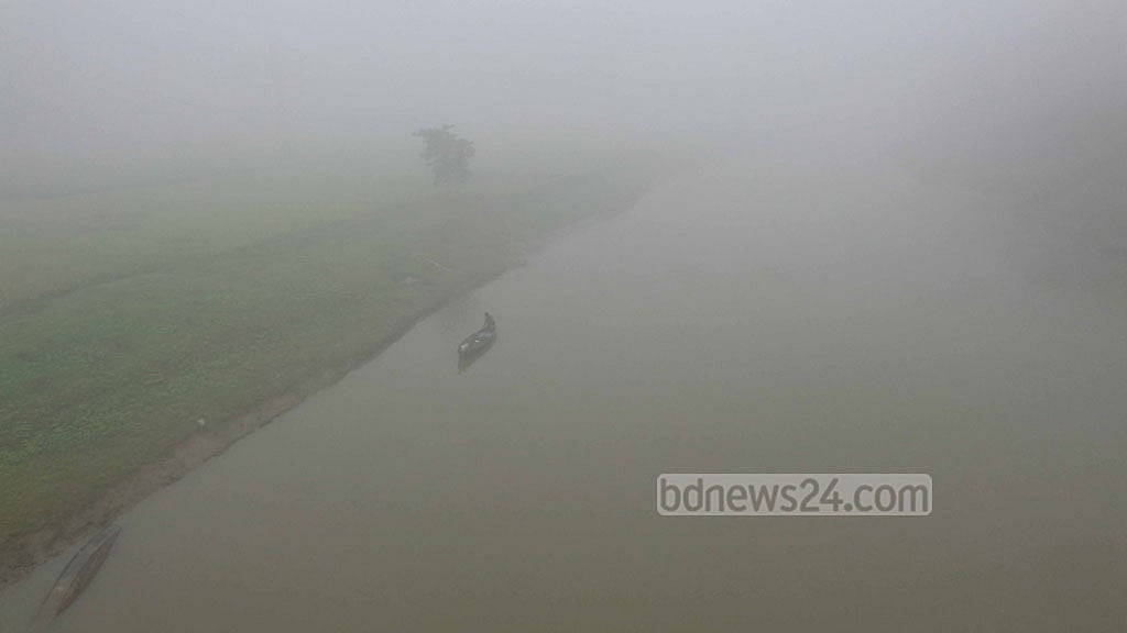 ধোঁয়া ধোঁয়া কুয়াশায় শীতের আমেজ শেরপুরে