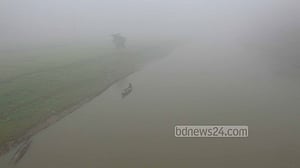 ধোঁয়া ধোঁয়া কুয়াশায় শীতের আমেজ শেরপুরে