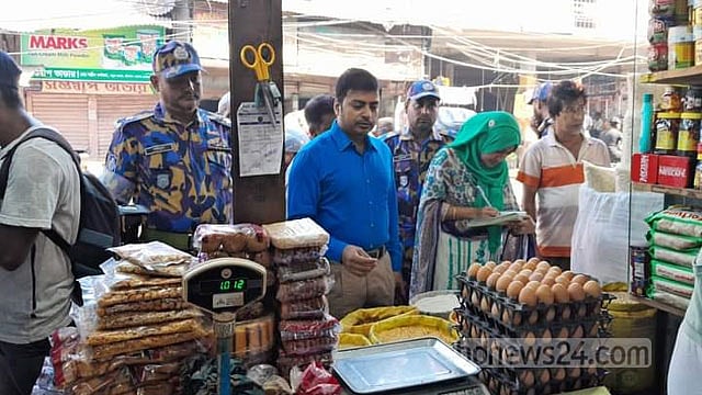 বেশি দামে চিনি বিক্রি: বরিশালে ৬ ব্যবসায়ীকে জরিমানা