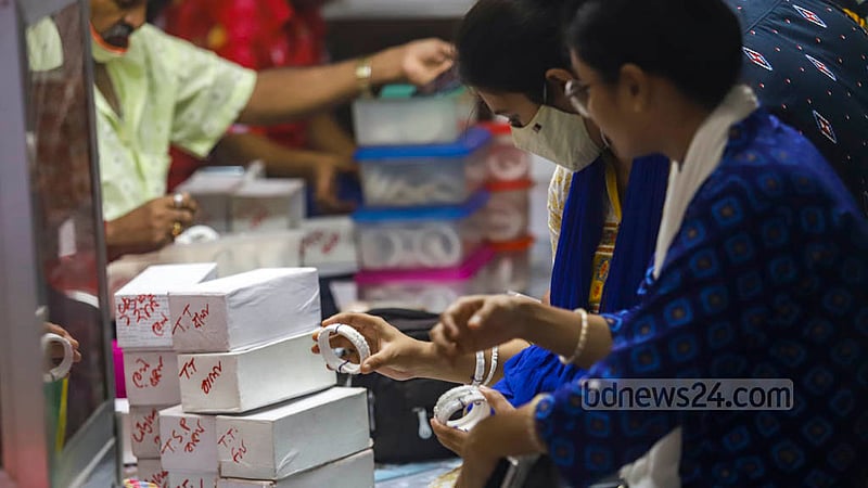 দুর্গা পূজায় শাঁখার খোঁজে অনেকেই ভিড় করেন পুরান ঢাকার শাঁখারীবাজারে।