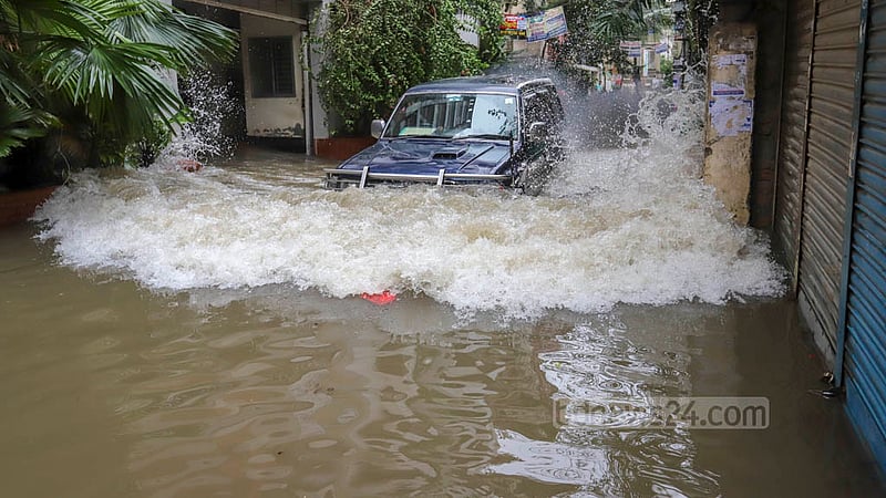 ঘূর্ণিঝড় সিত্রাং উপকূল ভাসানোর পাশাপাশি রাজধানীও ভাসিয়েছে বৃষ্টিতে। কোমর সমান পানির মধ্যে শ্যামলীতে মঙ্গলবার সকালে গাড়ি নিয়ে বেরিয়ে অনেকেই পড়েন বিপাকে।