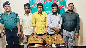 ঢাকায় চার ভুয়া গোয়েন্দা পুলিশ গ্রেপ্তার