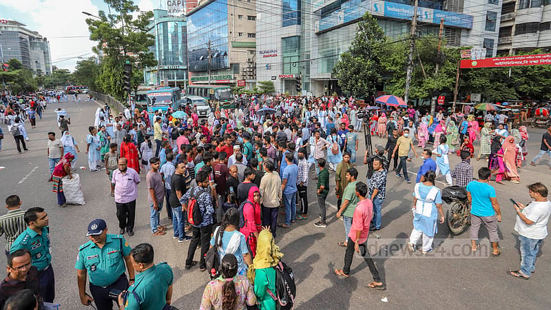 ভিকারুননিসা নূন স্কুল ও কলেজের ধানমণ্ডি শাখা বন্ধ না করে সেখানে স্থায়ী ক্যাম্পাসের দাবিতে মঙ্গলবার ঢাকার মিরপুর সড়কে শিক্ষার্থী ও অভিভাবকরা অবস্থান নিলে যানবাহন চলাচল বিঘ্নিত হয়।