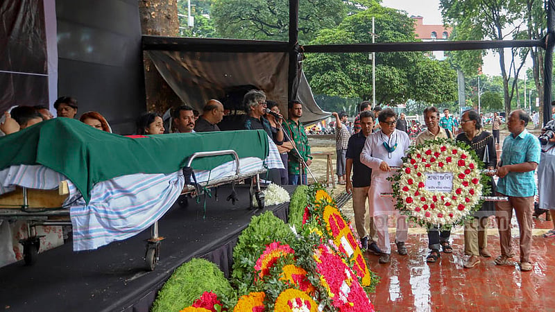 ঢাকার কেন্দ্রীয় শহীদ মিনারে সোমবার সাংবাদিক তোয়াব খানের কফিনে ফুল দিয়ে শ্রদ্ধা জানায় বিভিন্ন সংগঠন।
