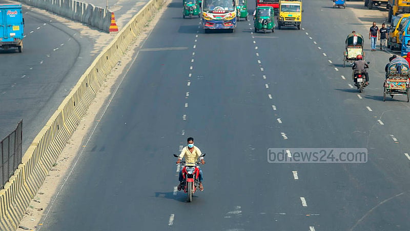 মোটরসাইকেল নিয়ে মহাসড়কে নামার আগে সব ধরনের সুরক্ষা ব্যবস্থা নিতে বলা হলেও চালকরা বেপরোয়া।