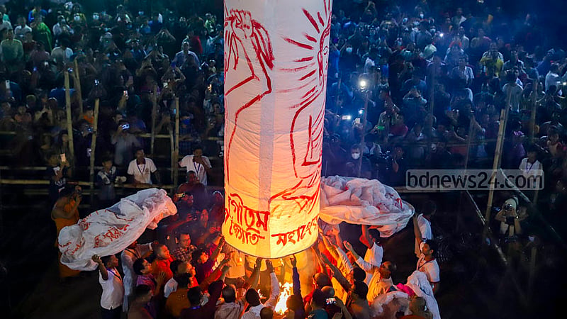 প্রবারণা পূর্ণিমা উপলক্ষে রোববার বাসাবো বৌদ্ধ মন্দিরের ফানুস ওড়ান বৌদ্ধ ধর্মাবলম্বীরা।