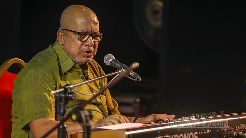 ঢাকায় ‘সুমনের গান’ আয়োজনের প্রথম দিন রমনা ইঞ্জিনিয়ার্স ইনস্টিটিউট মিলনায়তনে গাইছেন ভারতের বাংলা গানের জনপ্রিয় শিল্পী কবীর সুমন।