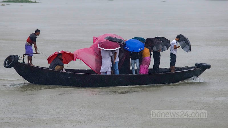ঘূর্ণিঝড় সিত্রাংয়ের প্রভাবে সোমবার দিনভর বৃষ্টি হচ্ছে ঢাকায়। বৃষ্টি থেকে বাঁচতে কারও মাথায় পলিথিন, কারও মাথায় ছাতা, তারা নৌকায় পার হচ্ছেন বুড়িগঙ্গা নদী।