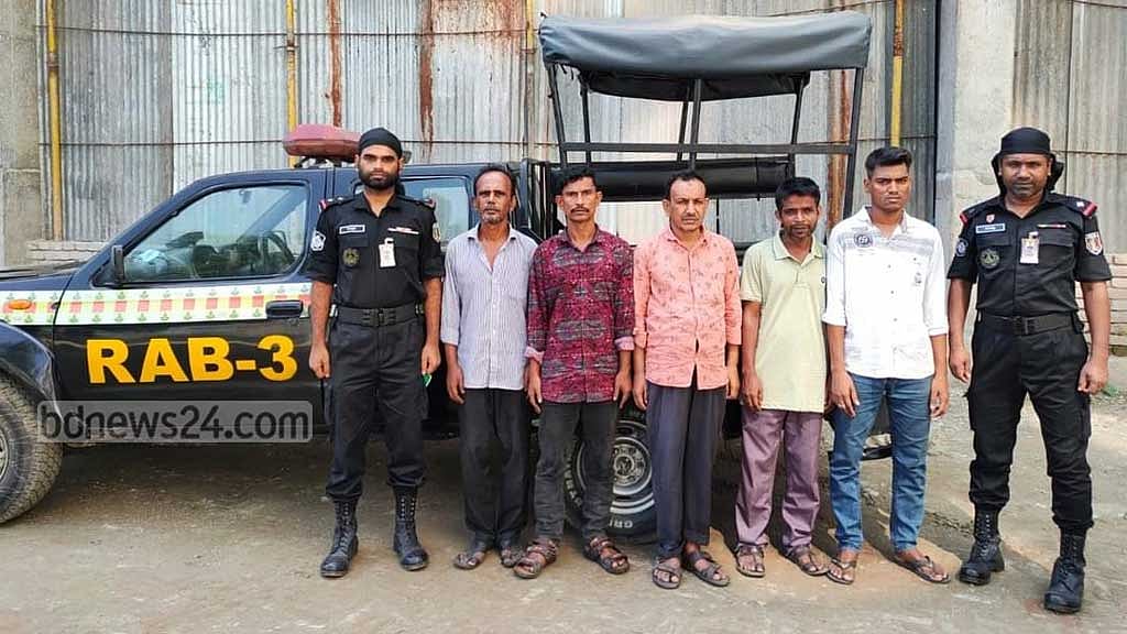 কমলাপুরে টিকেট কালোবাজারি চক্রের ‘হোতা’সহ গ্রেপ্তার ৫