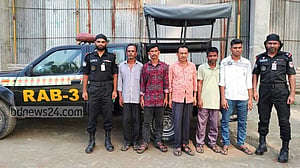 কমলাপুরে টিকেট কালোবাজারি চক্রের ‘হোতা’সহ গ্রেপ্তার ৫
