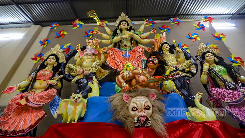 পুরান ঢাকার লক্ষ্মীবাজারের হৃষিকেশ দাস লেনের কদমতলা মন্দিরে শনিবার বোধন, আমন্ত্রণ ও অধিবাসের মধ্য দিয়ে শুরু হয়েছে দুর্গোৎসব।