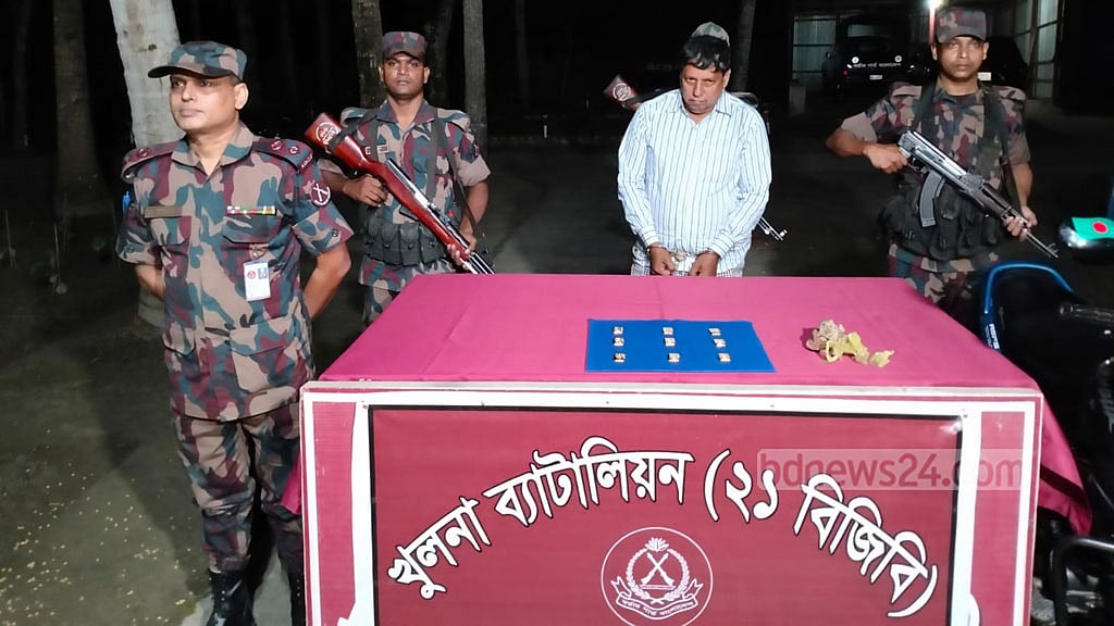 শার্শা সীমান্তে ৯ স্বর্ণের বার উদ্ধার, ‘পাচারকারী’ গ্রেপ্তার
