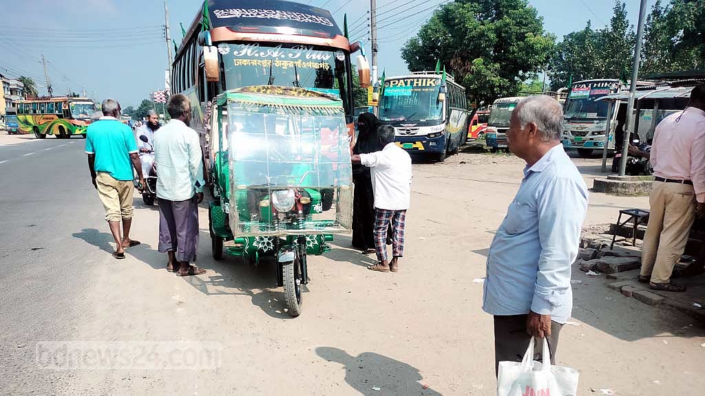 রংপুরে বাস ধর্মঘট: ঠাকুরগাঁওয়ের যাত্রীদেরও ভোগান্তি