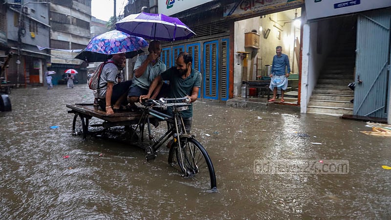 ঘূর্ণিঝড় সিত্রাংয়ের প্রভাবে সোমবার সকাল থেকেই বৃষ্টিতে জলাবদ্ধতা সৃষ্টি হয় পুরান ঢাকার বংশাল চৌরাস্তাসহ আশপাশের সব সড়কে।