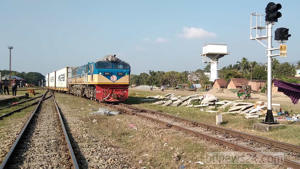 আখাউড়ায় এক লাইনে ২ ট্রেন, ঘটনাস্থলে তদন্ত কমিটি