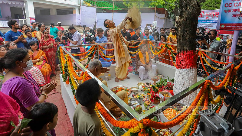 ষষ্ঠীপূজার মধ্য দিয়ে শনিবার শুরু হয়েছে সনাতন ধর্মাবলম্বীদের প্রধান ধর্মীয় উৎসব শারদীয় দুর্গাপূজা। রাজধানীর ঢাকেশ্বরী মন্দির থেকে তোলা।