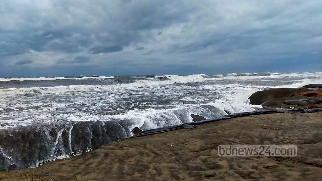 চট্টগ্রামে বালুবাহী নৌযান সাগরে ডুবে আট শ্রমিক নিখোঁজ
