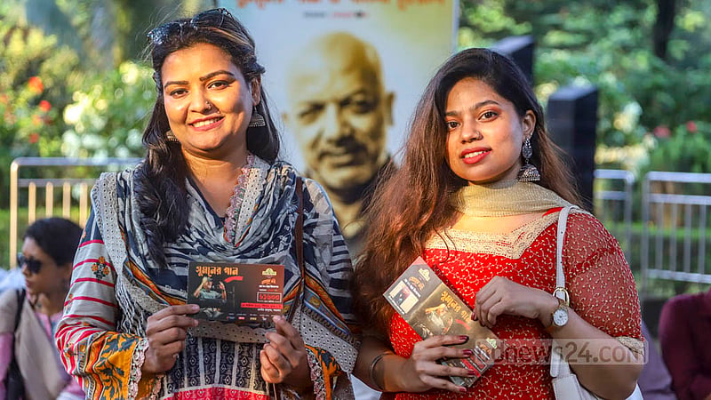 জনপ্রিয় অ্যালবাম ‘তোমাকে চাই’ এর তিন দশক পূর্তিতে ঢাকায় ‘সুমনের গান’ শিরোনামে আয়োজিত অনুষ্ঠানের টিকিট হাতে দুই ভক্ত।