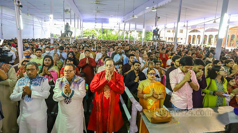 দুর্গোৎসবের মহাঅষ্টমীতে ঢাকার রামকৃষ্ণ মিশনে পূজা অর্চনা।