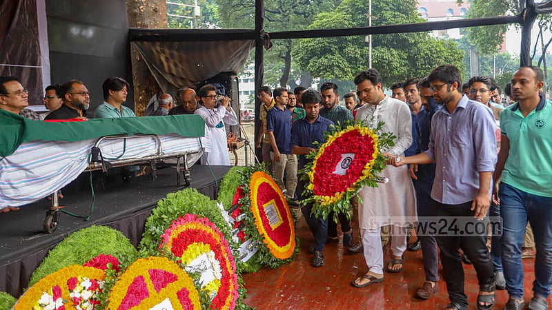 ঢাকার কেন্দ্রীয় শহীদ মিনারে সোমবার সাংবাদিক তোয়াব খানের কফিনে ফুল দিয়ে শ্রদ্ধা জানায় বিভিন্ন রাজনৈতিক সংগঠন।