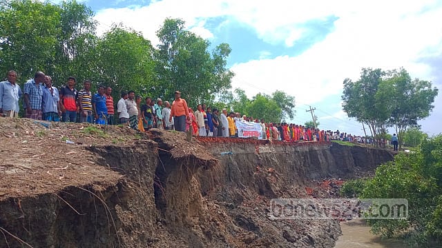 খুলনার বেড়িবাঁধে ভাঙন, কাজ ‘মানসম্মত’ না হওয়ার অভিযোগ