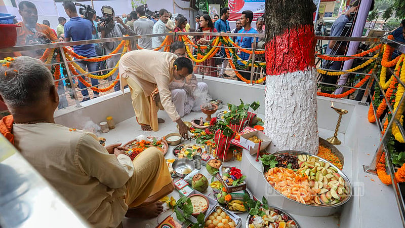 মহাষষ্ঠী তিথিতে কল্পারম্ভ ও বিহিত পূজার মধ্য দিয়ে শুরু হয়েছে বাঙালি সনাতন ধর্মাবলম্বীদের সবচেয়ে বড় ধর্মীয় উৎসব দুর্গাপূজা।