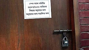 কক্ষে গিয়ে আরেক তালা দেখলেন ঢাকা বিশ্ববিদ্যালয় শিক্ষক