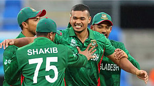 তাসকিনের ২ বলে ২ উইকেট পোড়াচ্ছে ডাচদের