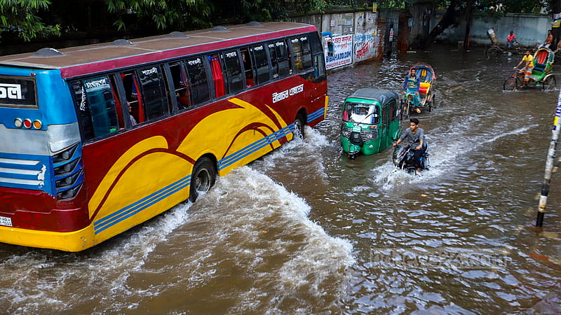 ঘূর্ণিঝড়ের প্রভাবে টানা বৃষ্টিতে পুরান ঢাকার বকশীবাজারের মাদ্রাসা শিক্ষা বোর্ডের সামনের সড়কটিতে হাঁটু সমান পানি, তার মধ্যে দিয়েই যাতায়াত করছে ছোট-বড় সব গাড়ি।