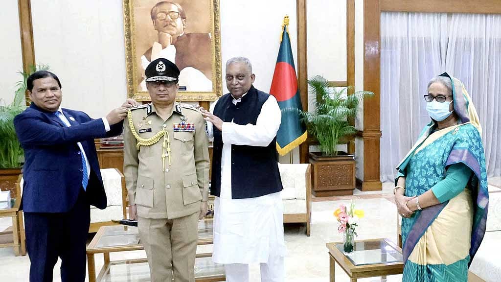 পুলিশ প্রধানের র‌্যাংক ব্যাজ পেলেন আবদুল্লাহ আল-মামুন