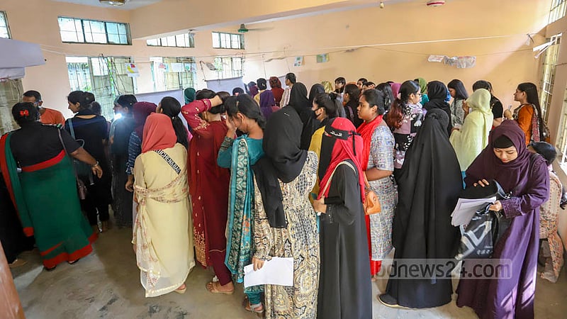 ঢাকার মিরপুর ভাষানটেক সরকারি প্রাথমিক বিদ্যালয়ে শুক্রবার নতুন ও বাদপড়া ভোটারদের তথ্য যাচাই, আঙুলের ছাপ সংগ্রহ এবং ছবি তোলার অপেক্ষা।
