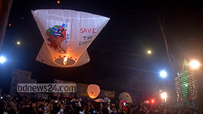 প্রবারণা পূণিমা উপলক্ষে চট্টগ্রাম নন্দকানন বৌদ্ধ বিহারে ফানুস উড়িয়ে উৎসব উদযাপন করেন বৌদ্ধ ধর্মালম্বীরা।