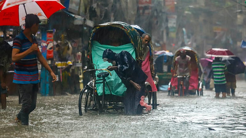 ঘূর্ণিঝড় সিত্রাংয়ের প্রভাবে দিনভর বৃষ্টি, তাতে ঢাকার সড়কে জমে পানি। বংশালের হাঁটু সমান পানির মধ্যে রিকশা নিয়ে বিপাকে চালকরা।