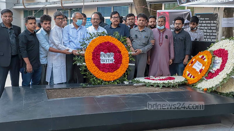 এরশাদবিরোধী আন্দোলনে নিহত ডা. শামসুল আলম খান মিলনের কবরে রোববার ফুল দিয়ে শ্রদ্ধা জানায় বিভিন্ন রাজনৈতিক দল ও সংগঠন।
