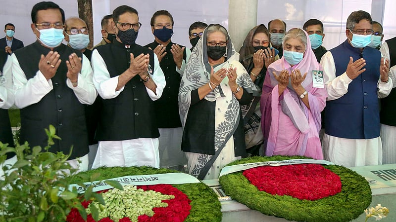 জেল হত্যা দিবস উপলক্ষে বৃহস্পতিবার সকালে আওয়ামী লীগ নেতাদের সঙ্গে নিয়ে ঢাকার বনানী কবরস্থানে জাতীয় চার নেতার তিনজন সৈয়দ নজরুল ইসলাম, তাজউদ্দীন আহমদ, এম মনসুর আলীর কবরে শ্রদ্ধা নিবেদন শেষে মোনাজাতে প্রধানমন্ত্রী শেখ হাসিনা। ছবি: এস এম গোর্কি/ পিএমও