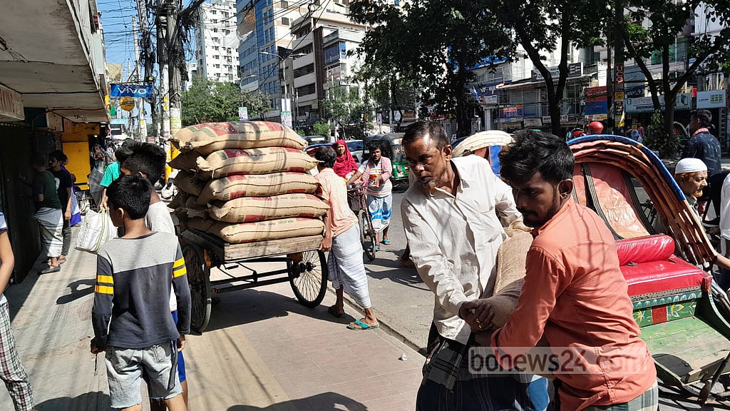 ‘শুধু পেট বাঁচাতেই কেনাকাটা’