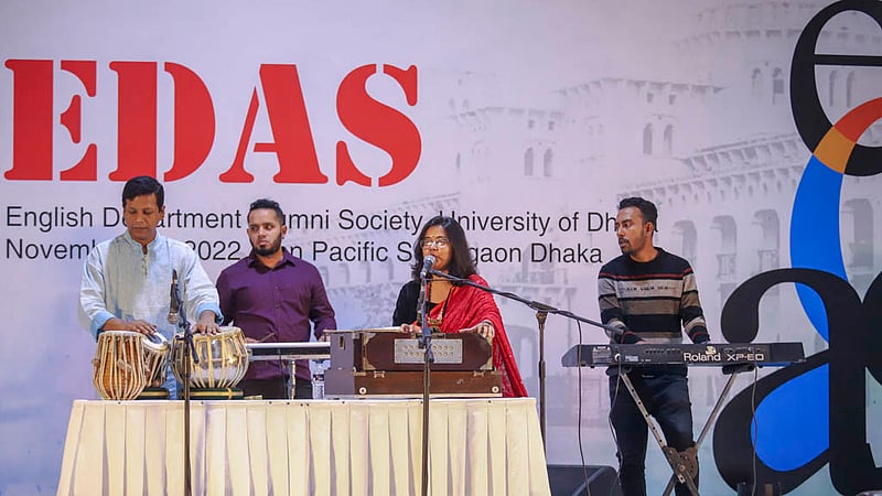 সোনারগাঁও হোটেলে শুক্রবার ঢাকা বিশ্ববিদ্যালয়ের ইংরেজি বিভাগের সাবেক শিক্ষার্থীদের পুনর্মিলনীর আয়োজনে ছিল সাংস্কৃতিক পরিবেশনাও। ছবি: মাহমুদ জামান অভি