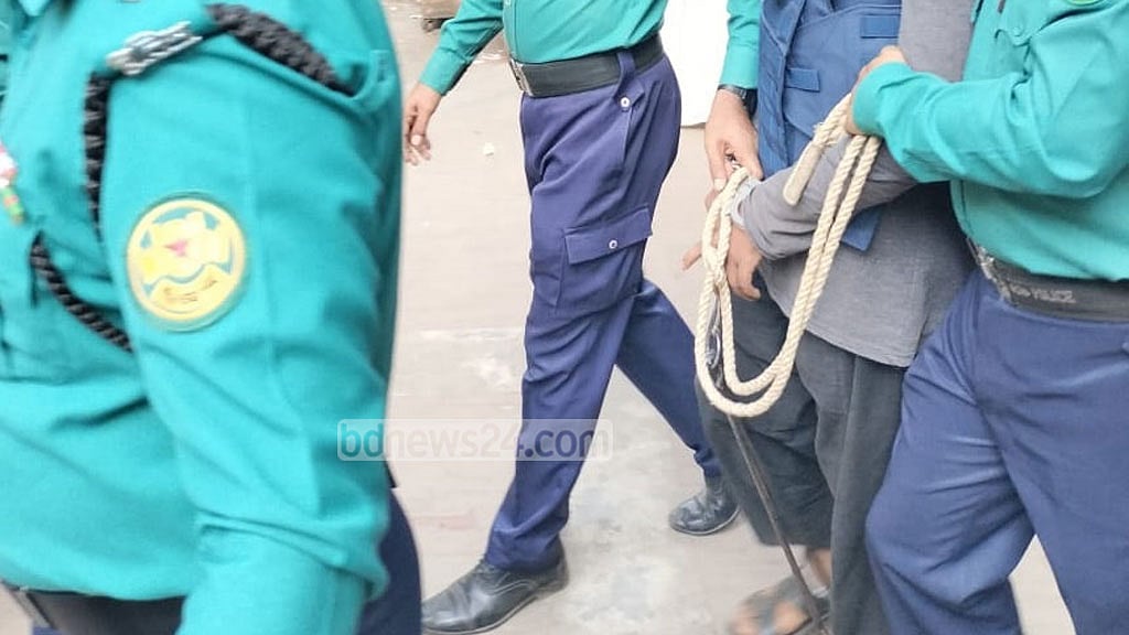 আদালতে পুলিশের জন্য হেলমেট-জ্যাকেট, আসামিদের জন্য ফের ডাণ্ডাবেড়ি