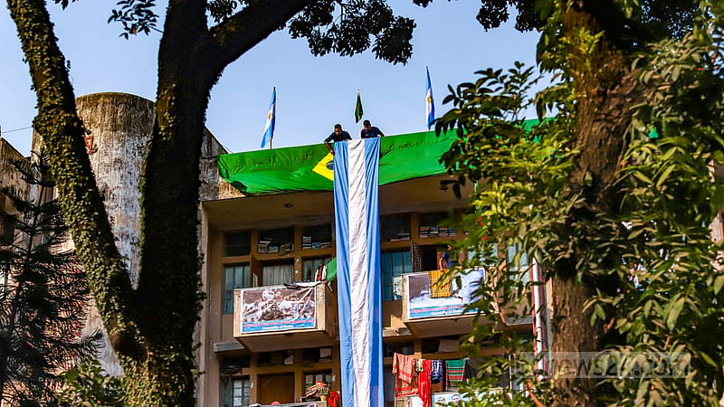 ঢাকা বিশ্ববিদ্যালয়ের মুক্তিযোদ্ধা জিয়াউর রহমান হলের ছাদ থেকে নিচতলা পর্যন্ত পতাকা ঝোলাচ্ছে হলের শিক্ষার্থীরা।