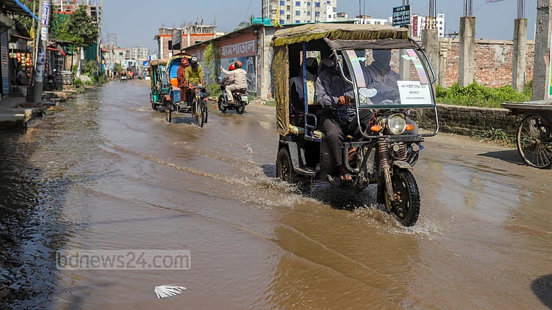 শুকনো মৌসুমেও পানিতে ডুবে আছে ঢাকার মাতুয়াইল নিউ টাউন এলাকার বাদশা মিয়া সড়কের একাংশ। পয়ঃনিষ্কাশনের নোংরা পানির মধ্যেই চলাচল করছেন পথচারীরা। ছবি: আসিফ মাহমুদ অভি