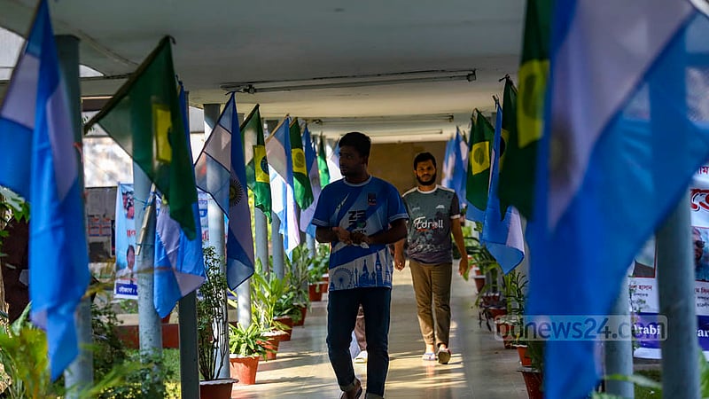 ঢাকা বিশ্ববিদ্যালয়ের মুক্তিযোদ্ধা জিয়াউর রহমান হলের লবির দুই পাশ ছেয়ে গেছে আর্জেন্টিনা ও ব্রাজিলের পতাকায়।