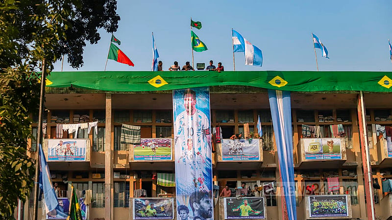 ঢাকা বিশ্ববিদ্যালয়ের মুক্তিযোদ্ধা জিয়াউর রহমান হলের ছাদ থেকে নিচতলা পর্যন্ত বিশাল আকৃতির লিওনেল মেসির পোস্টার ঝোলাচ্ছে আর্জেন্টিনার সমর্থক শিক্ষার্থীরা।ছবি: মাহমুদ জামান অভি