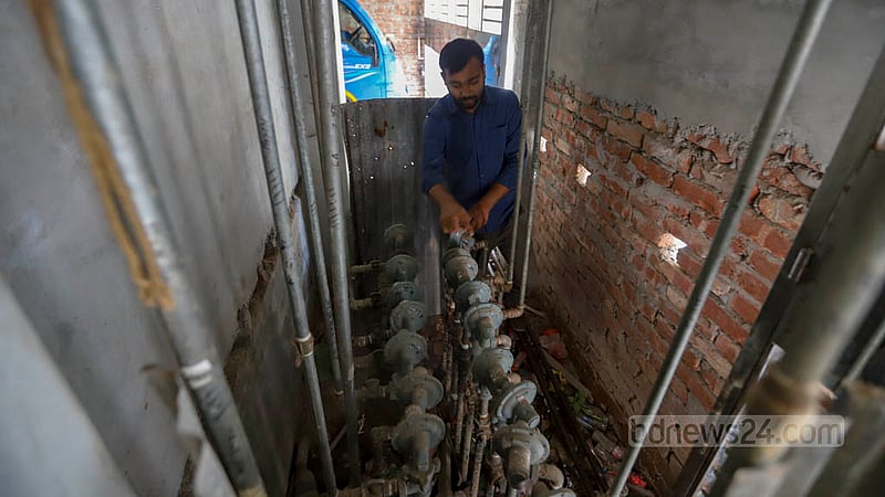 ঢাকার পশ্চিম নাখালপাড়া এলাকায় সোমবার তিতাসের অভিযানের সময় একটি বাড়িতে অনুমোদিত লাইনের সংখ্যা আর চুলার সংখ্যা মিলিয়ে দেখছেন একজন কর্মকর্তা।