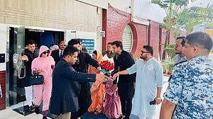 নোরা ফাতেহি অবশেষে ঢাকায়