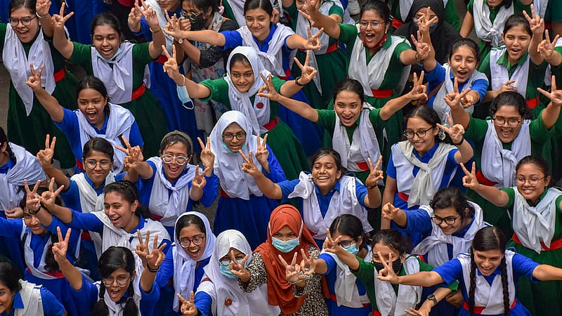 এসএসসি ও সমমানের পরীক্ষার ফল প্রকাশের চট্টগ্রাম ডা. খাস্তগীর সরকারি বালিকা উচ্চ বিদ্যালয়ের জিপিএ-৫ প্রাপ্ত ছাত্রীদের উল্লাস।ছবি: সুমন বাবু