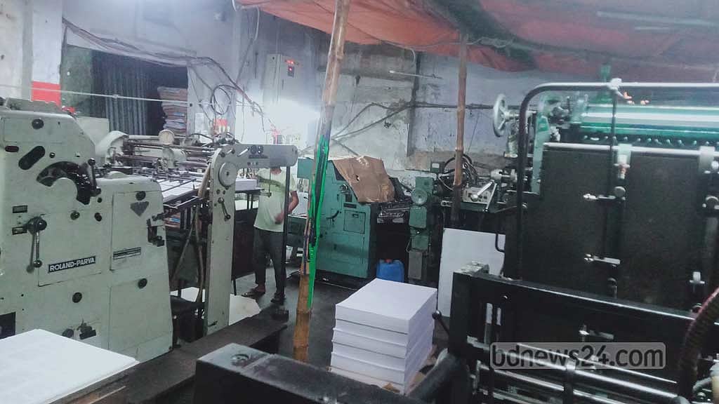 বইমেলার প্রস্তুতিতে কাগজের দামের খাঁড়া