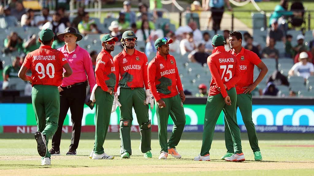 হঠাৎ জেগে ওঠা স্বপ্নের সমাধি বাজে ব্যাটিংয়ে