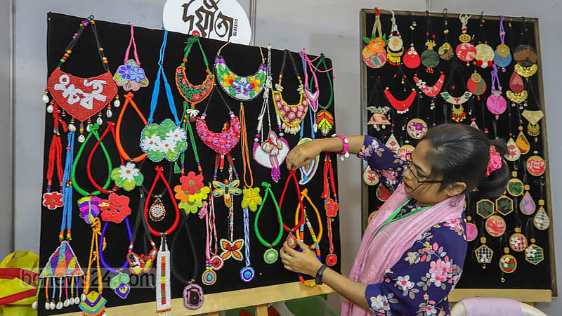 এসএমই পণ্য মেলার একটি স্টলে সাজিয়ে রাখা হচ্ছে হাতে তৈরি জুয়েলারি। ছবি: আসিফ মাহমুদ অভি