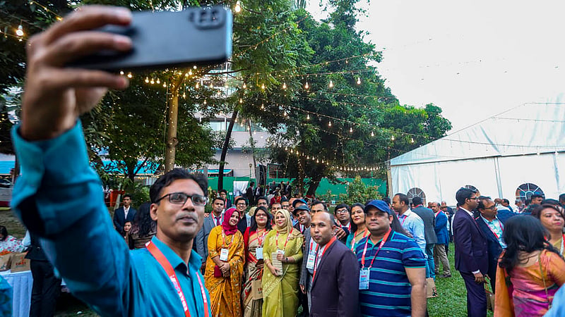 ঢাকা বিশ্ববিদ্যালয়ের ইংরেজি বিভাগ অ্যালামনাই সোসাইটির (ইডাস) পুনর্মিলনীর আয়োজনে পুরনো বন্ধুদের সঙ্গে সেলফি। ছবি: মাহমুদ জামান অভি