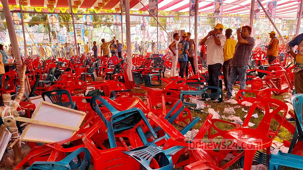 গাজীপুরে আওয়ামী লীগের কমিটি ঘোষণার পর মন্ত্রী-এমপির সামনেই ভাঙচুর